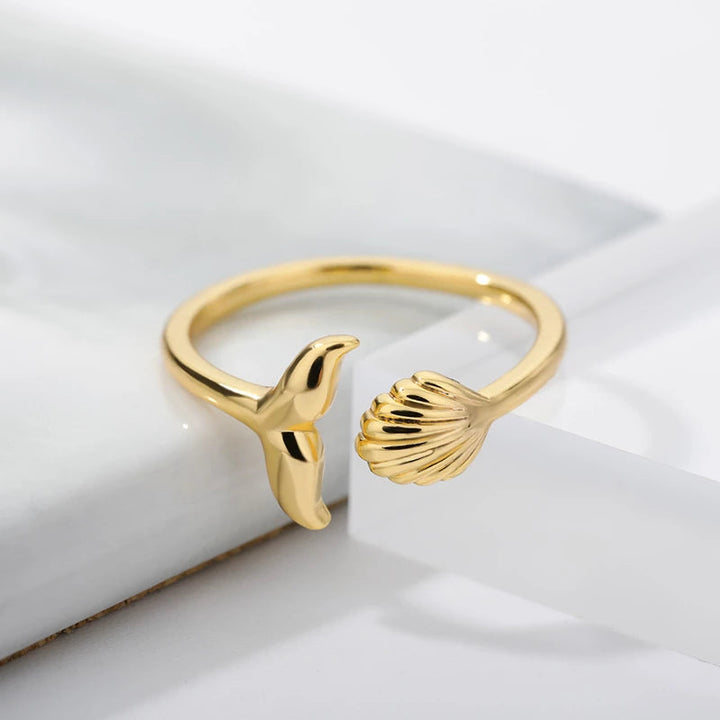 Anillo Ajustable Cola de Sirena con Concha en Oro