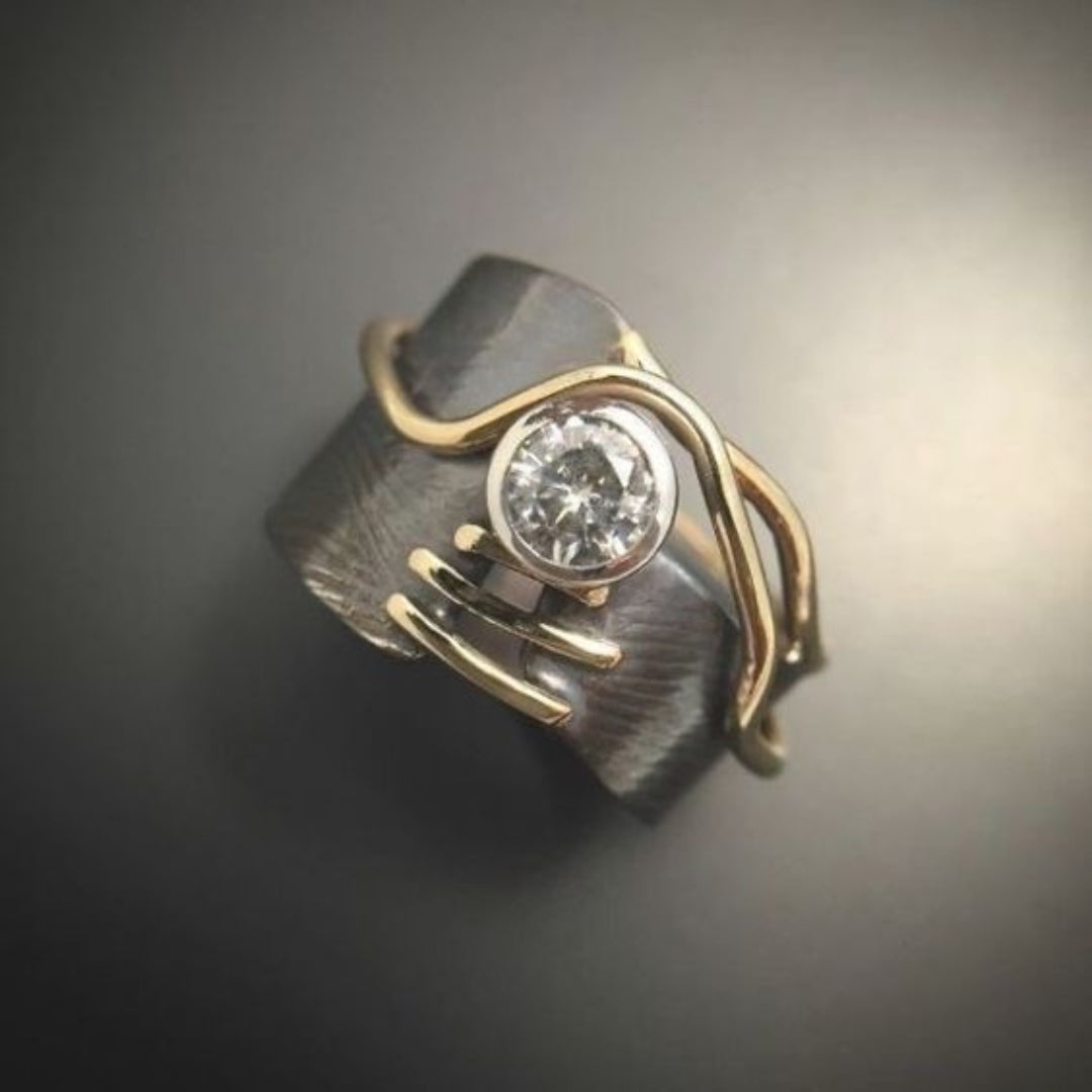 Anillo Oscuro con Circonita Vintage