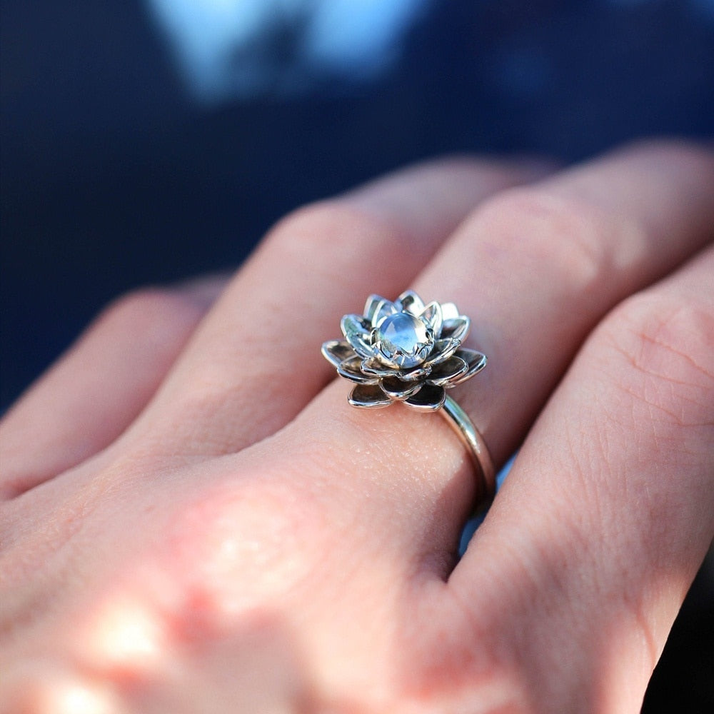 Anillo Lotus con Circonita de Cristal en Plata