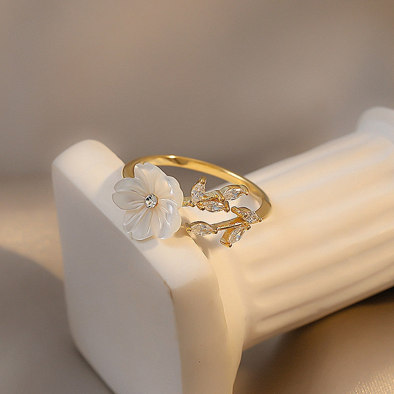 Anillo Ajustable Flor de Concha Blanca