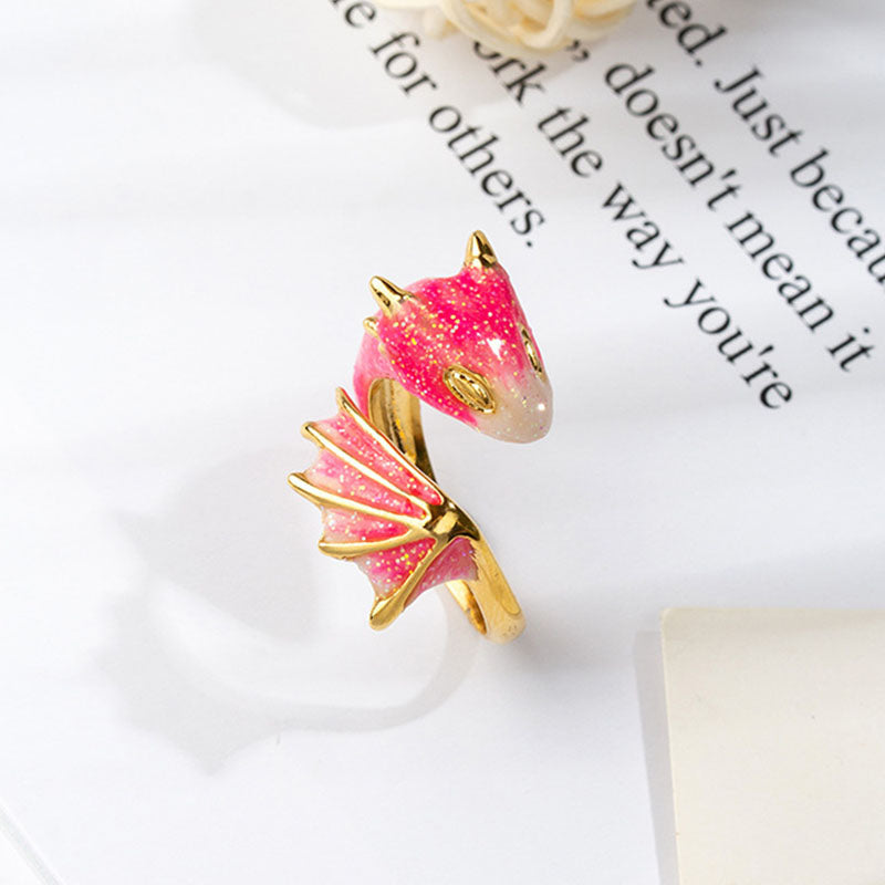 Anillo Ajustable Dragón con Esmalte Rosa Pintado a Mano en Oro