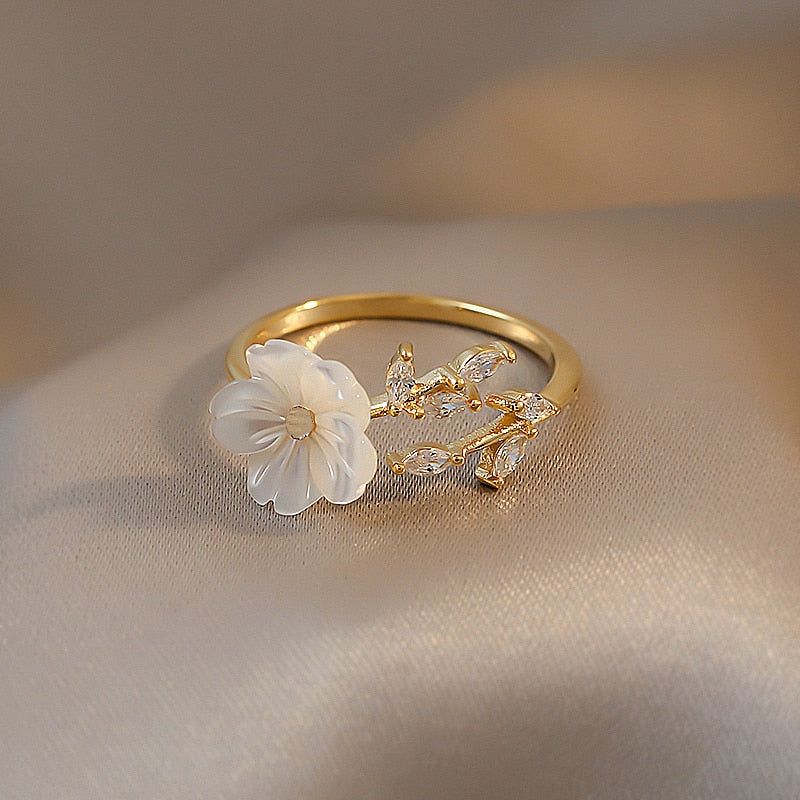 Anillo Ajustable Flor de Concha Blanca