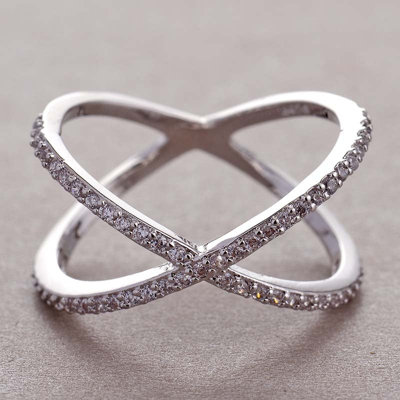 Anillo Cruce del Amor en Plata y Circonitas Incrustadas