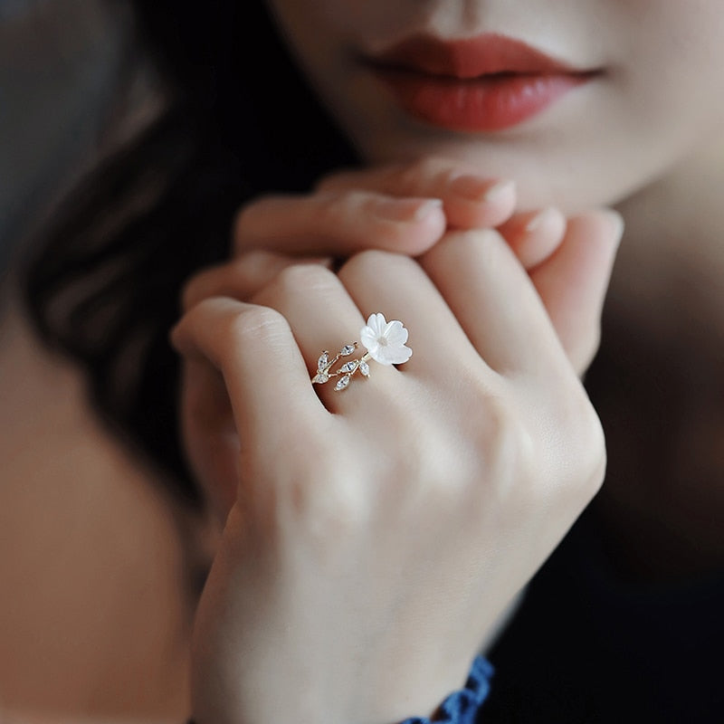 Anillo Ajustable Flor de Concha Blanca