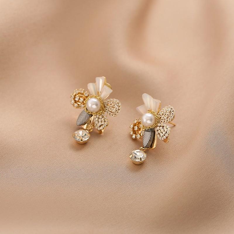 Aretes Florales de Perlas y Circonitas