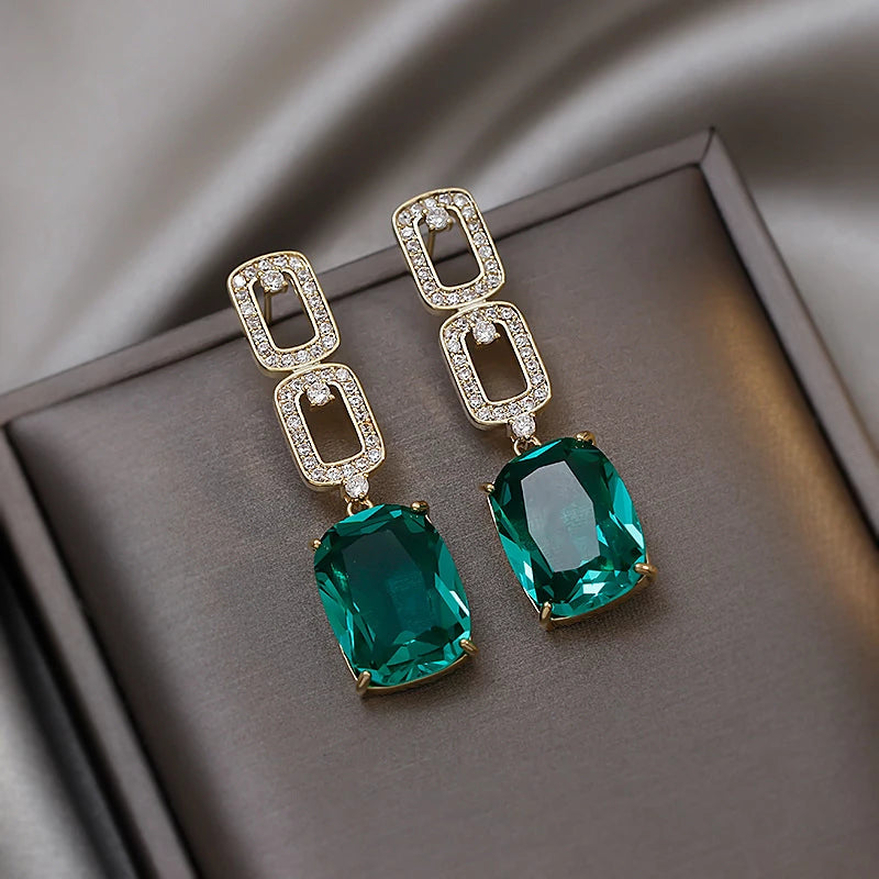 Aretes Colgantes de Diamante Verde en Oro