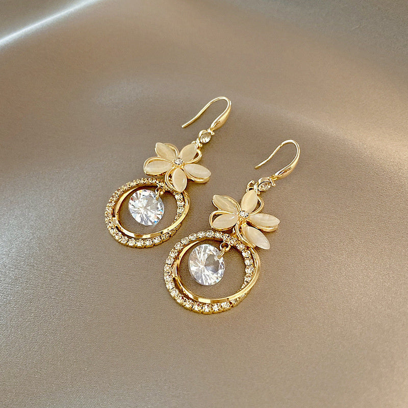 Aretes Colgantes Flor de Circonio de Cristal en Oro