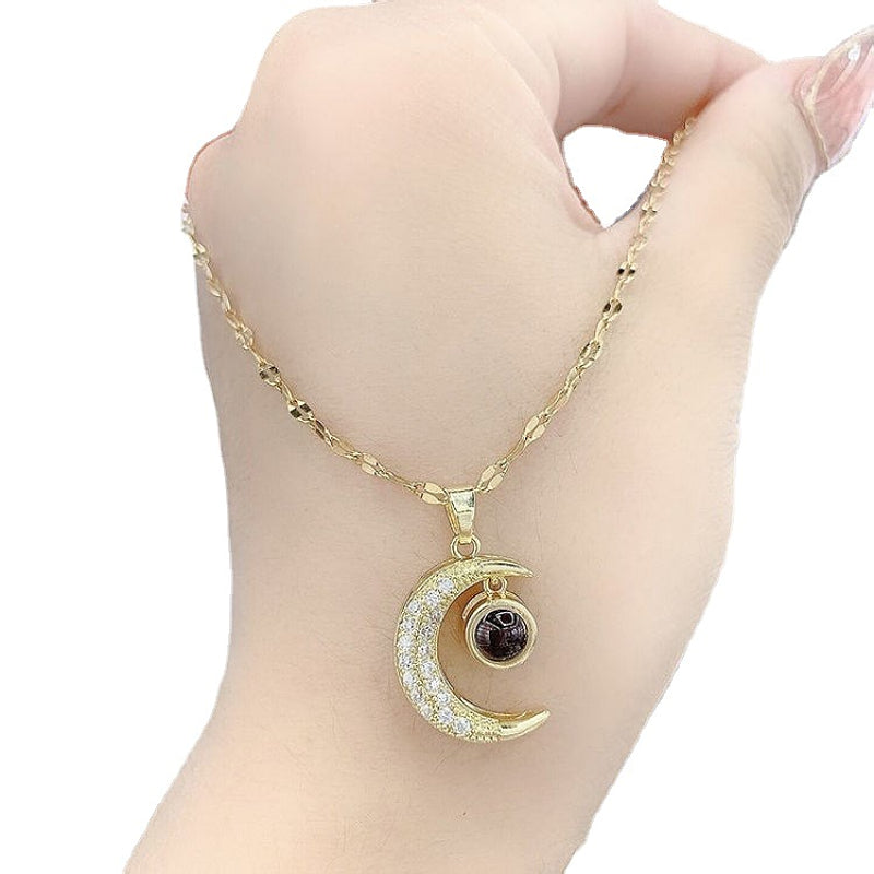 Collar de Luna con Piedra Oscura con Circonitas en Oro