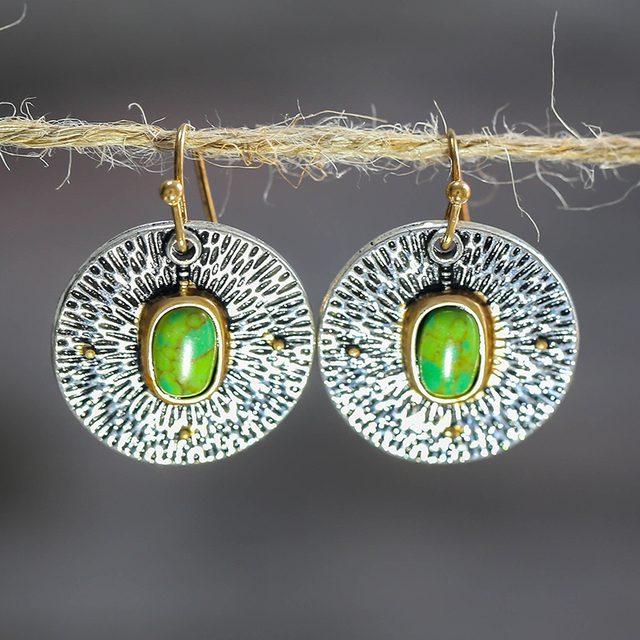 Aretes Redondos con Piedra Verde en Oro