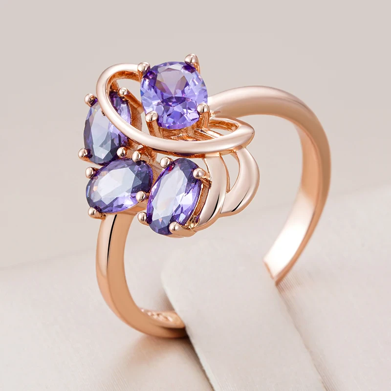 Elegante Anillo de Circonitas Moradas