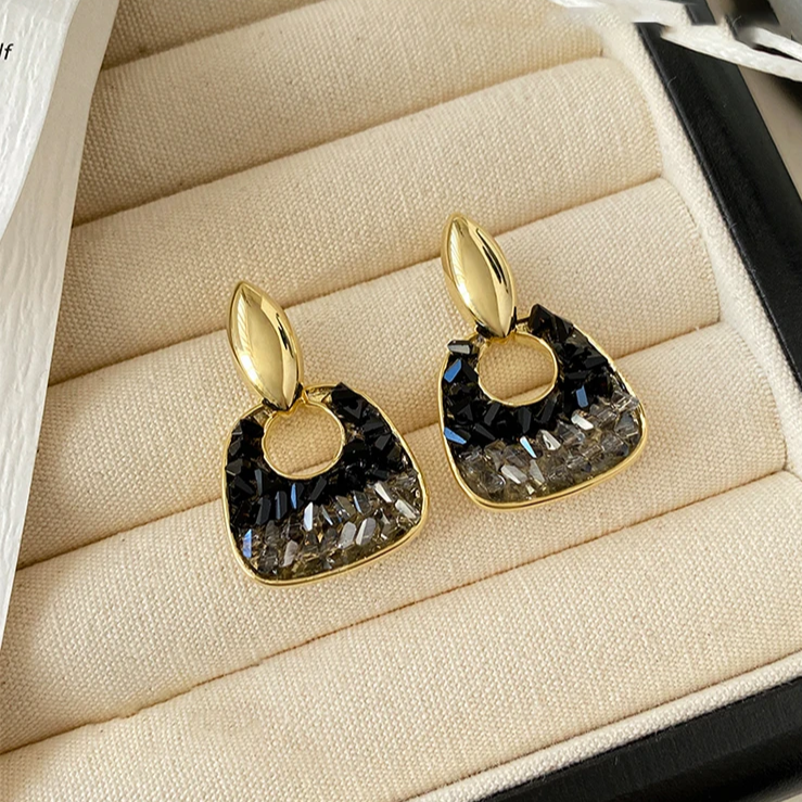 Elegantes Aretes de Oro con Cristal Negro