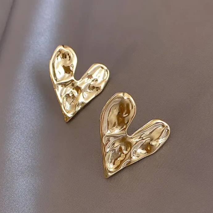 Elegantes Aretes Corazón Dorado