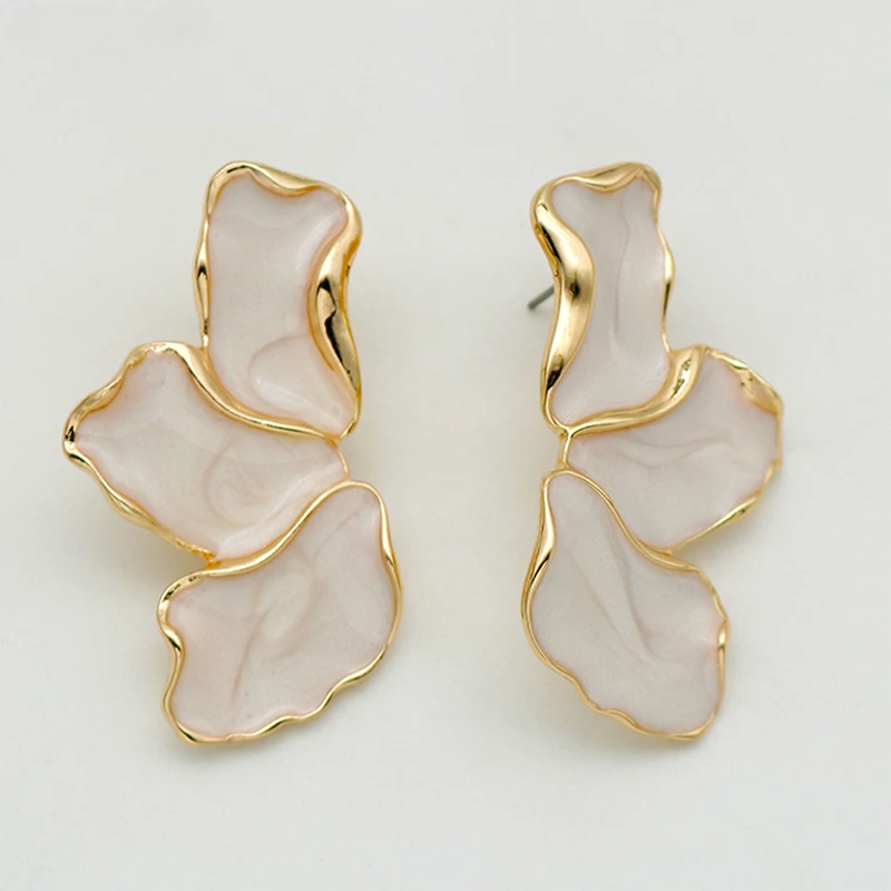 Aretes Blancos Dorados Irregulares Elegantes