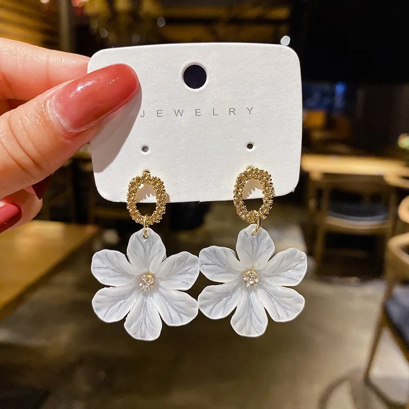 Aretes Pétalos Blancos Brillantes Elegantes